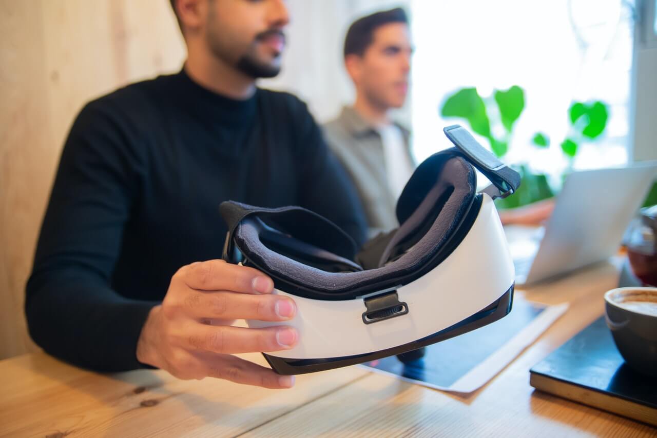 Why You Should Invest in Virtual Reality Learning and Development