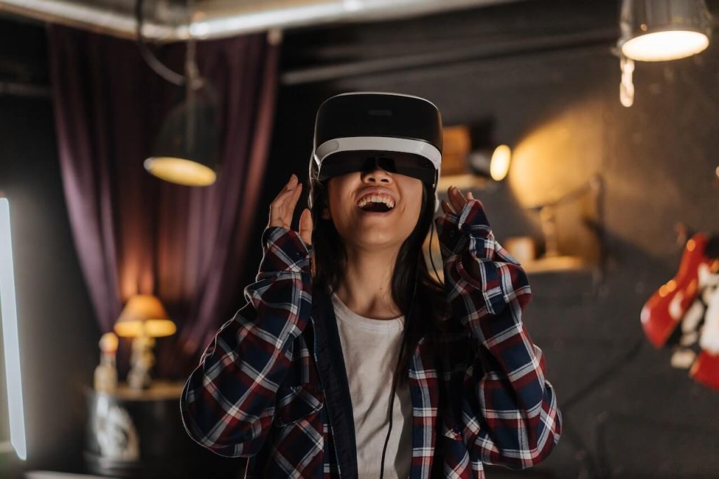 Virtual Reality Websites In Marketing: Advantages, Tools & Best Practices